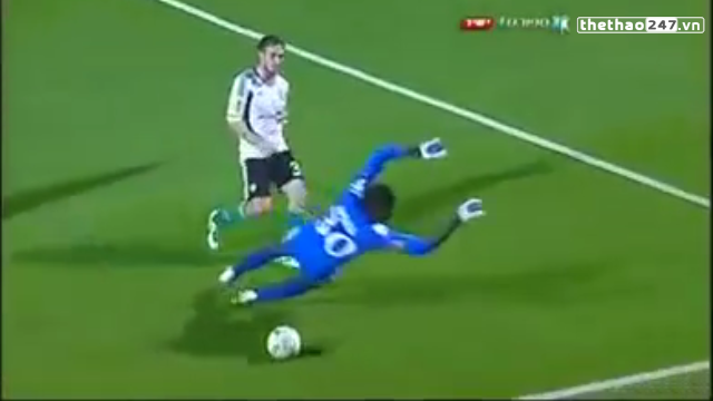 VIDEO: Pha bóng thủ môn đổ người chiến thuật tinh tế nhất từng thấy