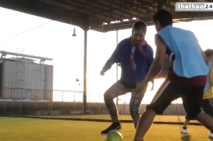 VIDEO: Ngôi sao freestyle giả cụ già đại náo một trận bóng đá