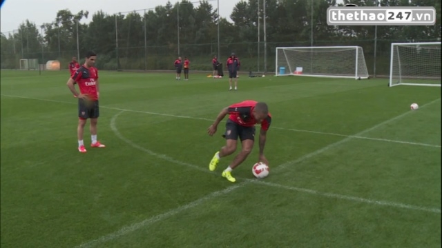 VIDEO: Sao Arsenal bắt chước kiểu sút pen xoay compa của Gareth Bale
