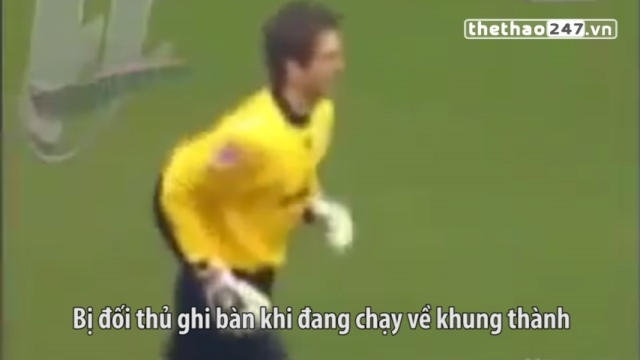 VIDEO: Thủ môn nhận bàn thua ngay sau khi ghi bàn trên chấm 11m