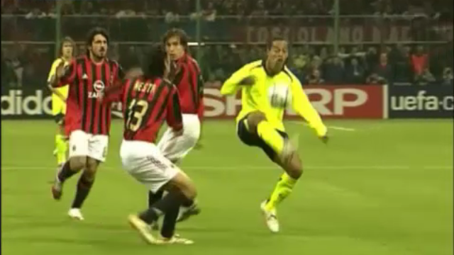VIDEO: Ronaldinho biến hàng tiền vệ trứ danh của AC Milan thành những gã hề