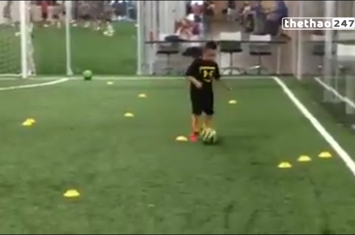 VIDEO: Pha đi bóng kỹ thuật của cầu thủ nhí trên sân tập