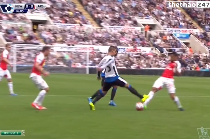 VIDEO: Pha vào bóng thô bạo khiến cầu thủ Newcastle phải nhận thẻ đỏ