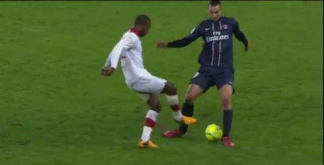 VIDEO: Ibrahimovic đã từng bị đối thủ 'xâu kim' như thế nào