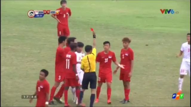 VIDEO: Cầu thủ U19 Singapore nhận thẻ đỏ vì đánh nguội Đức Chinh