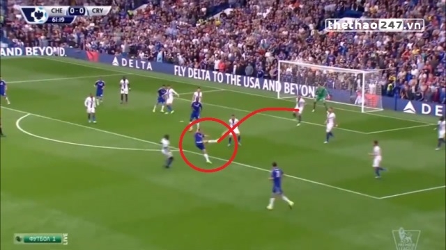 VIDEO: Cầu thủ Crystal Palace bị sút bóng đúng chỗ hiểm