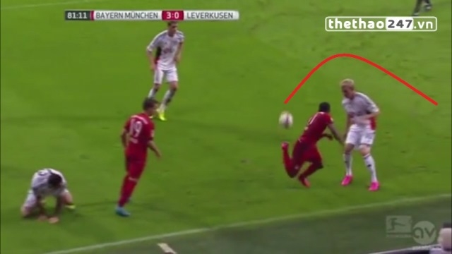 VIDEO: Pha gắp bóng cầu vồng điệu nghệ của sao Bayern