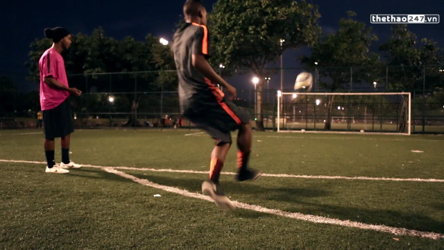 VIDEO: Ronaldinho tái hiện màn luyện tập huyền thoại với xà ngang