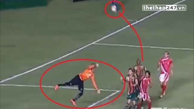 VIDEO: Tình huống chọn điểm rơi hài hước của thủ môn