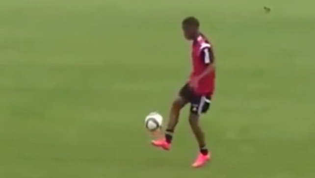 VIDEO: Sao trẻ Chelsea làm xiếc với trái bóng trên sân tập
