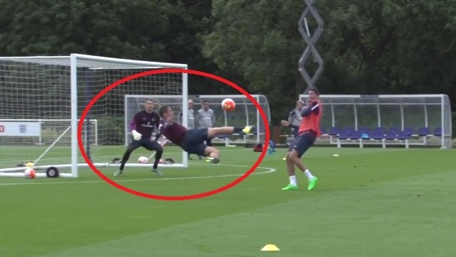 VIDEO: Pha bắt volley đẹp mắt của sao tuyển Anh trên sân tập