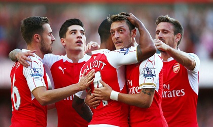 Arsenal 2-0 Stoke City: Ba điểm đầu tiên tại Emirates