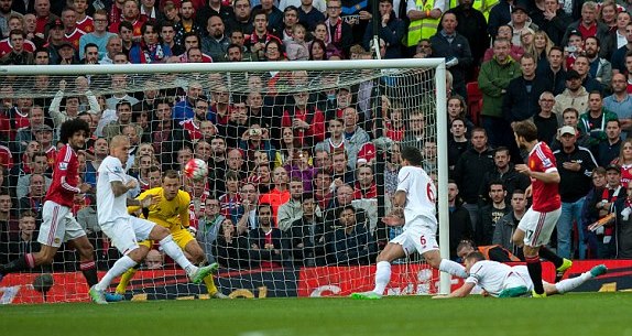 VIDEO: Cú sút khiến Mignolet đứng chôn chân của Daley Blind