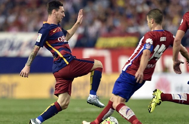 VIDEO: Messi thông nòng và sắm vai người hùng giải cứu Barca