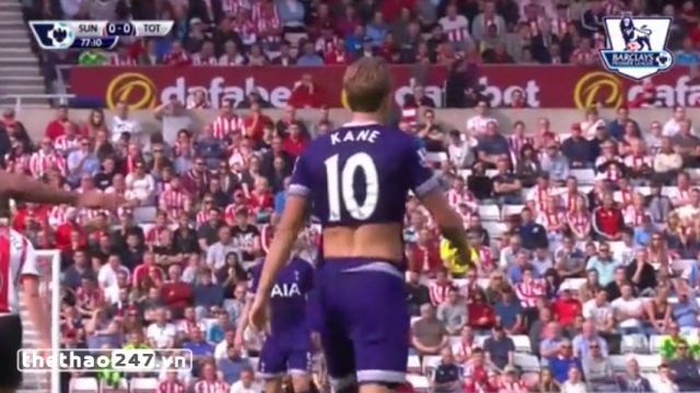 VIDEO: Áo đấu của Harry Kane bị rách tả tơi trong trận đấu với Sunderland