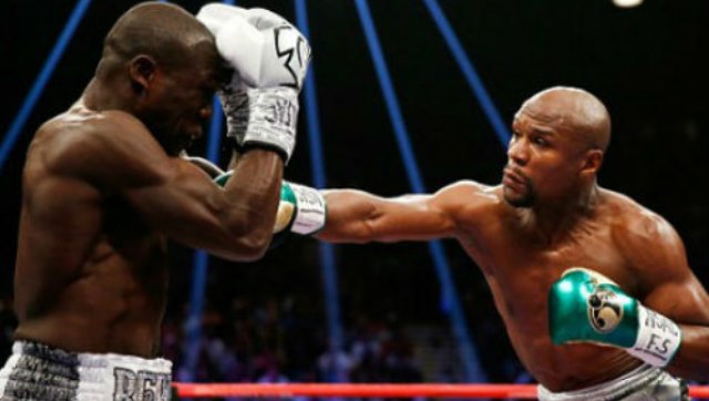 VIDEO: Mayweather giành chiến thắng trước Berto trong trận giã từ võ đài