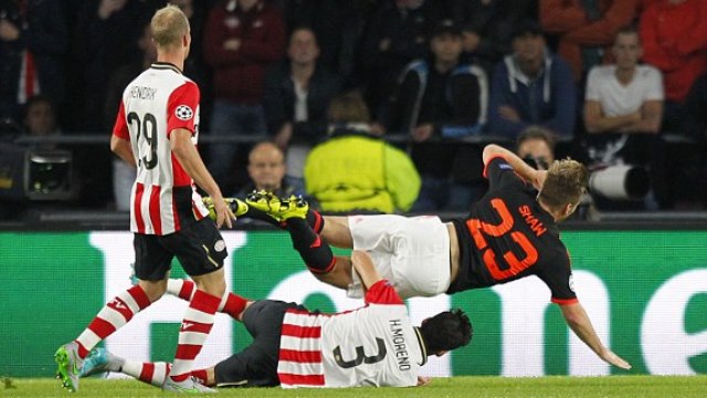 VIDEO: Pha bóng triệt hạ của cầu thủ PSV với Luke Shaw