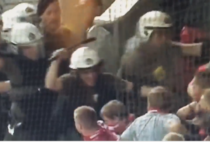 VIDEO: Cảnh sát Hy Lạp đánh đập CĐV Bayern Munich trên khán đài