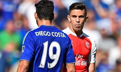 Hình ảnh cho thấy hậu vệ của Arsenal đã 'dính bẫy' Diego Costa