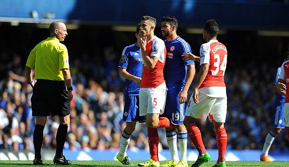 VIDEO: Costa dùng tiểu xảo dẫn đến chiếc thẻ đỏ trực tiếp của Arsenal