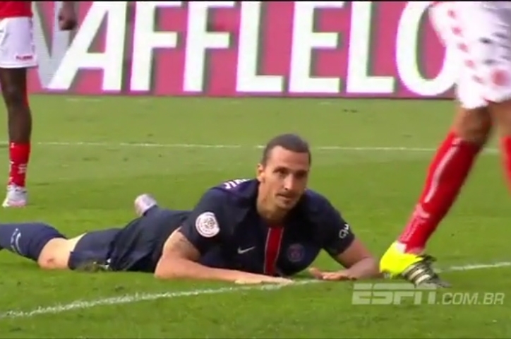 VIDEO: Pha bỏ lỡ khó tin của Ibrahimovic trước khung thành trống