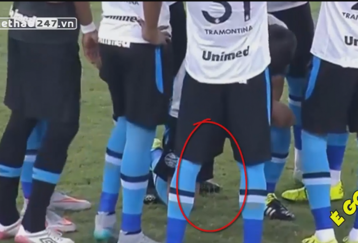 VIDEO: Cầu thủ gây sốc khi vô tư 'giải quyết nỗi buồn' ngay trên sân