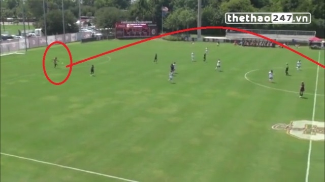 VIDEO: Nữ thủ môn ghi bàn ấn tượng từ tình huống phát bóng lên