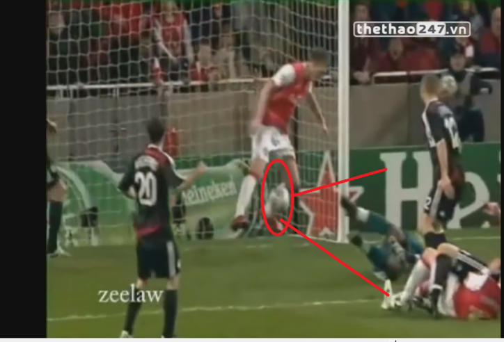 VIDEO: Bendtner - Tiền đạo đánh chặn 'xuất sắc' nhất thế giới