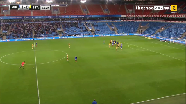 VIDEO: Thủ môn lập kỳ tích sút phạt thành bàn từ giữa sân