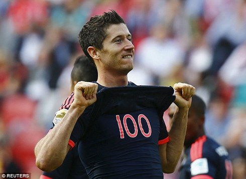 Lewandowski xác lập kỷ lục mới, Bayern thắng đậm Mainz