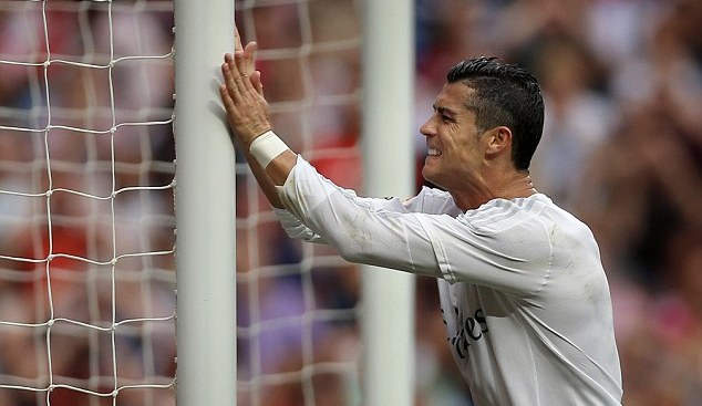 VIDEO: Quá vô duyên, Ronaldo trút giận lên khung thành Malaga