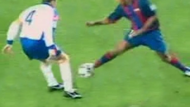 VIDEO: Cầu thủ với khả năng dùng tuyệt kỹ flip-flap bằng cả 2 chân