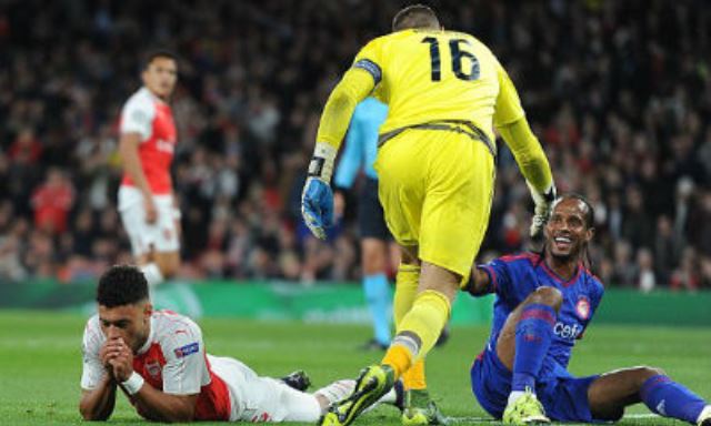 VIDEO: Chamberlain bỏ lỡ đáng tiếc sau pha phản công 'thần tốc' của Arsenal