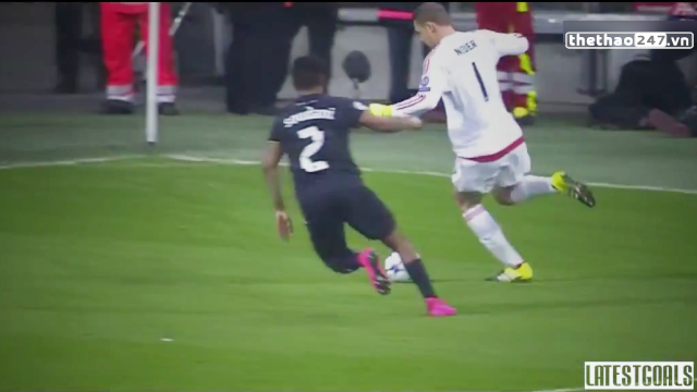 VIDEO: Manuel Neuer lại trổ tài lao ra sát biên khống chế bóng