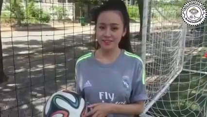 VIDEO: Choáng với khả năng am hiểu bóng đá của bà Tưng