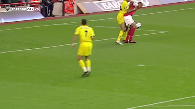 VIDEO: Pha xử lý ghi bàn mẫu mực của Thierry Henry trong màu áo Arsenal
