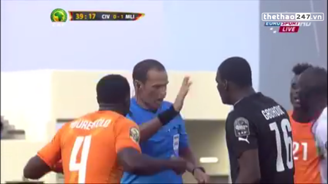VIDEO: Pha bóng không hiểu luật hiếm gặp của cầu thủ châu Phi