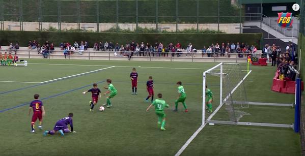 VIDEO: Pha phối hợp ghi bàn như Messi - Iniesta của sao nhí lò La Masia