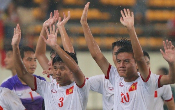 VIDEO: Cầu thủ U19 Việt Nam ca hát ăn mừng chiến thắng