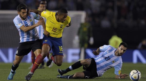 VIDEO: Pha tăng tốc trứ danh của Antonio Valencia trước hàng thủ Argentina