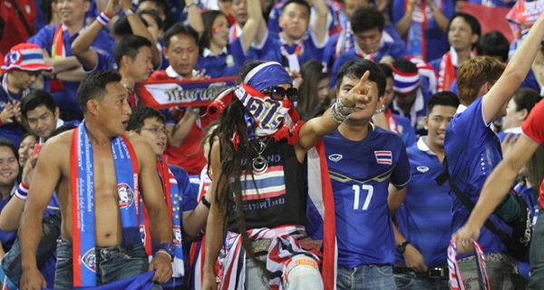 Hình ảnh không đẹp của khán giả nhà nhằm vào CĐV Thái Lan
