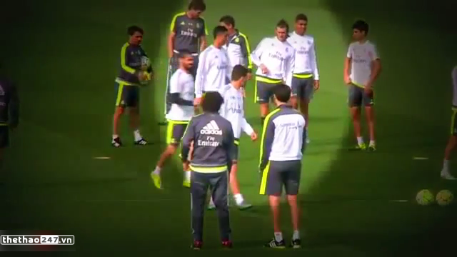 VIDEO: Ronaldo và Gareth Bale lạnh lùng tránh mặt trong buổi tập của Real
