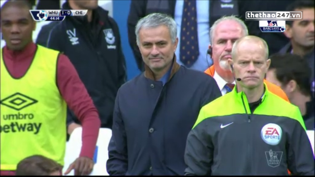VIDEO: HLV Mourinho bị truất quyền chỉ đạo và phản ứng 'lạ'