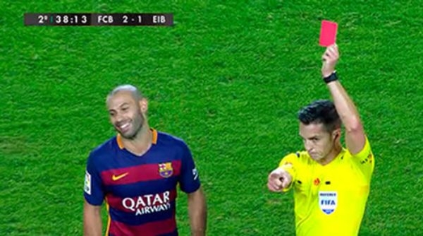 VIDEO: Nhận thẻ đỏ vì chửi trọng tài, Mascherano có nguy cơ lỡ El Clasico