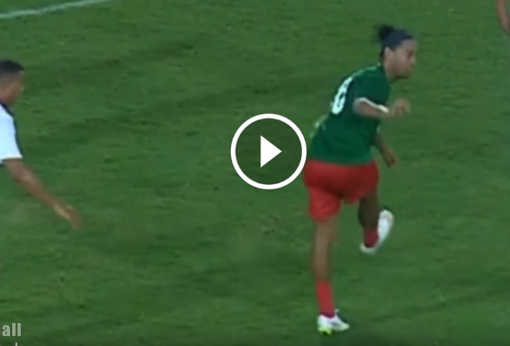 VIDEO: Ronaldinho kiến tạo và ghi bàn không cần nhìn khi tái xuất sân cỏ