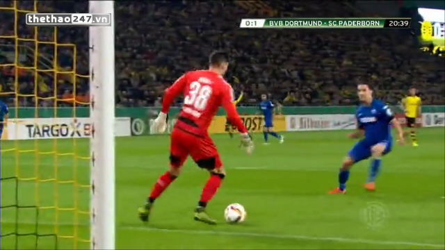 VIDEO: Thủ môn Dortmund trả giá vì biểu diễn lừa bóng như Neuer