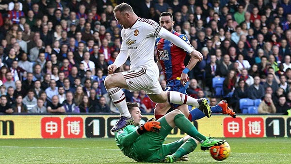 VIDEO: Pha bóng Rooney chậm chạp hụt pha kiến tạo tinh tế của Martial