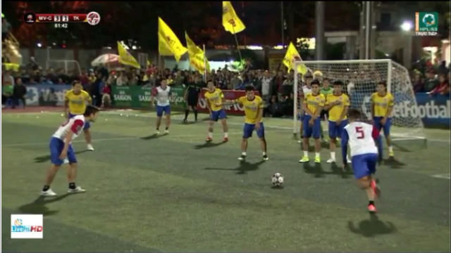 VIDEO: Pha sút phạt thành bàn như Roberto Carlos tại giải phủi Hà Nội