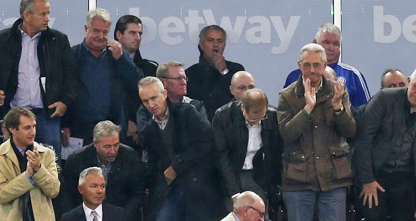 HLV Mourinho tiếp tục lĩnh án phạt của FA