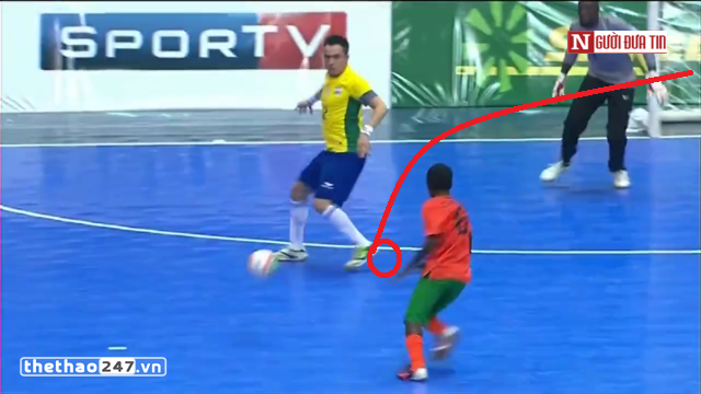 VIDEO: Huyền thoại Falcao lại ghi bàn siêu đẳng trên sân futsal